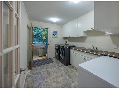 4824 Mckay Street, Radium Hot Springs, BC - Indoor Photo Showing Laundry Room