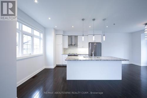 2015 Deerview Common, Oakville, ON - Indoor Photo Showing Kitchen With Upgraded Kitchen