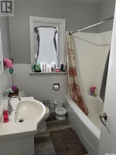 255 21St Street W, Prince Albert, SK - Indoor Photo Showing Bathroom