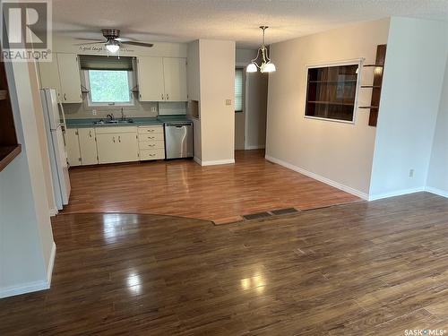 1015 6Th Street, Rosetown, SK - Indoor Photo Showing Kitchen With Double Sink