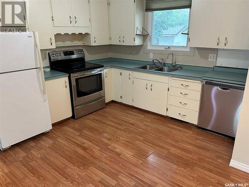 1015 6Th Street, Rosetown, SK - Indoor Photo Showing Kitchen With Double Sink