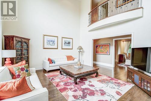 17 Duncton Wood Crescent, Aurora, ON - Indoor Photo Showing Living Room