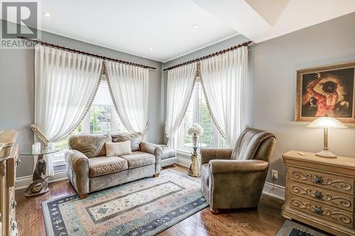 17 Duncton Wood Crescent, Aurora, ON - Indoor Photo Showing Living Room