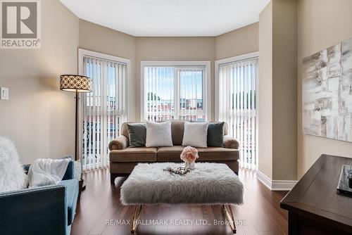 307 - 160 Woodbridge Avenue, Vaughan (West Woodbridge), ON - Indoor Photo Showing Living Room