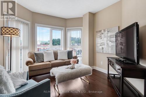 307 - 160 Woodbridge Avenue, Vaughan (West Woodbridge), ON - Indoor Photo Showing Living Room