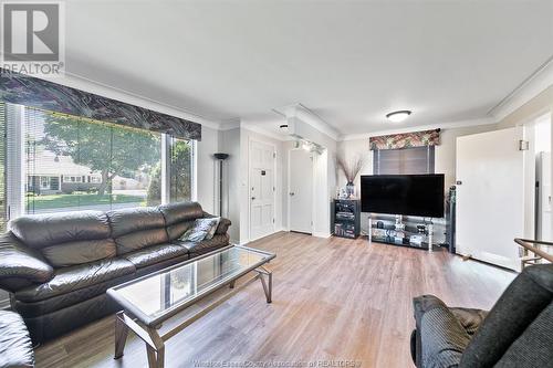 493 Bertha Avenue, Windsor, ON - Indoor Photo Showing Living Room