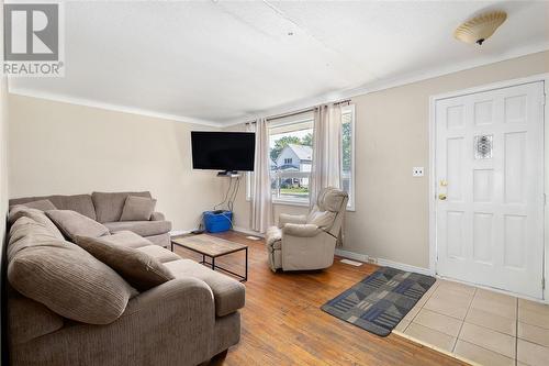 273 Mitton Street South, Sarnia, ON - Indoor Photo Showing Living Room