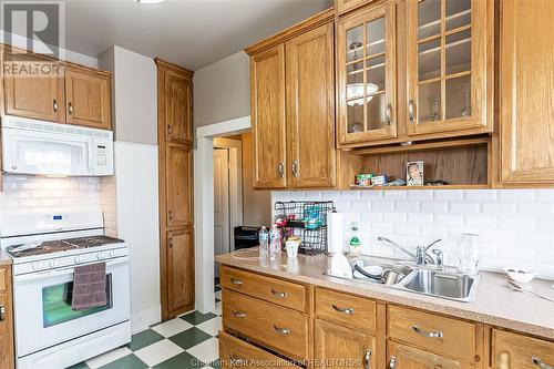 266 Grand Avenue West, Chatham, ON - Indoor Photo Showing Kitchen With Double Sink