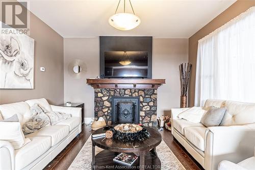 266 Grand Avenue West, Chatham, ON - Indoor Photo Showing Living Room With Fireplace