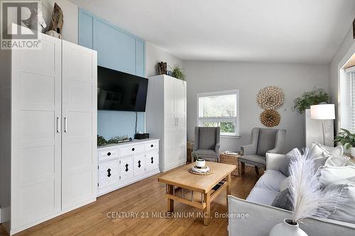 42 Niagara Street, Collingwood, ON - Indoor Photo Showing Living Room