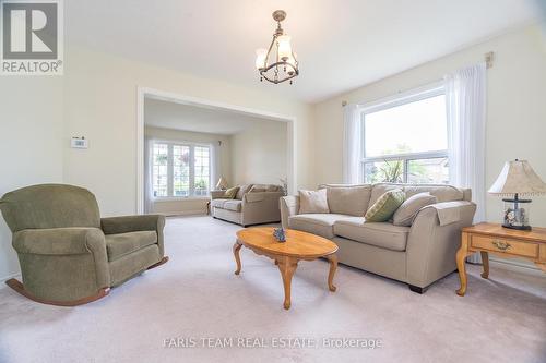 19 Sumac Street, Barrie (Innis-Shore), ON - Indoor Photo Showing Living Room