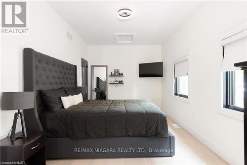 15 Fedorkow Lane, Niagara-On-The-Lake, ON - Indoor Photo Showing Bedroom