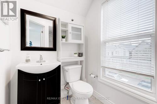 22 Francis Street, Hamilton, ON - Indoor Photo Showing Bathroom