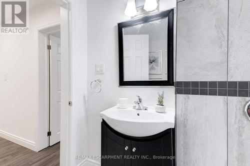 22 Francis Street, Hamilton, ON - Indoor Photo Showing Bathroom