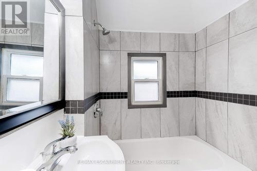 22 Francis Street, Hamilton, ON - Indoor Photo Showing Bathroom