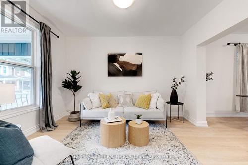 22 Francis Street, Hamilton, ON - Indoor Photo Showing Living Room