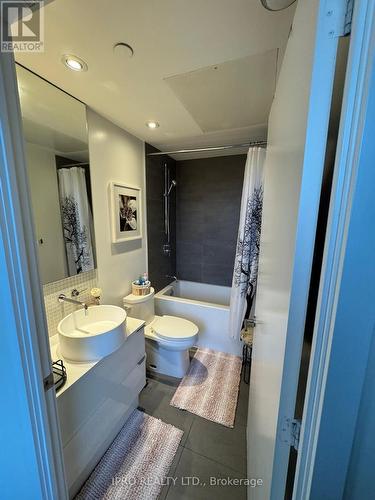 208 - 185 Roehampton Avenue, Toronto (Mount Pleasant West), ON - Indoor Photo Showing Bathroom