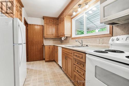 1163 Michael Street, London, ON - Indoor Photo Showing Kitchen With Double Sink