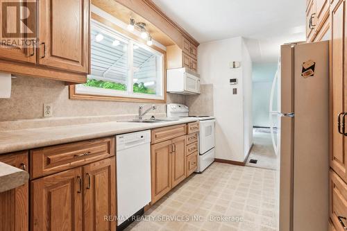 1163 Michael Street, London, ON - Indoor Photo Showing Kitchen With Double Sink