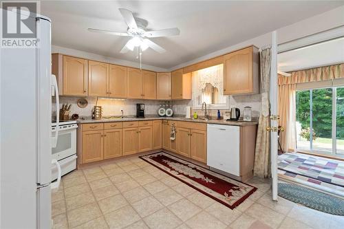 5700 Blackwell Sideroad Unit# 52, Sarnia, ON - Indoor Photo Showing Kitchen