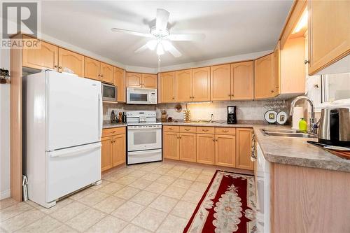 5700 Blackwell Sideroad Unit# 52, Sarnia, ON - Indoor Photo Showing Kitchen With Double Sink