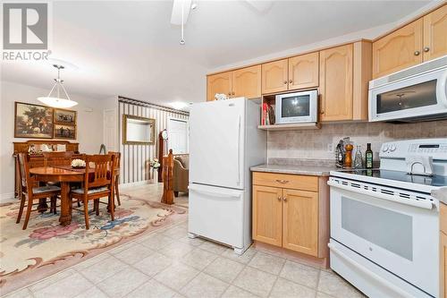 5700 Blackwell Sideroad Unit# 52, Sarnia, ON - Indoor Photo Showing Kitchen