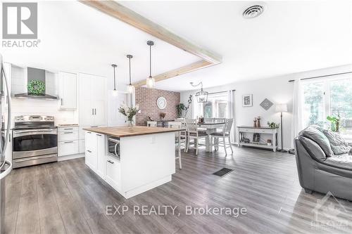 14 Heritage Drive, Petawawa, ON - Indoor Photo Showing Kitchen With Upgraded Kitchen