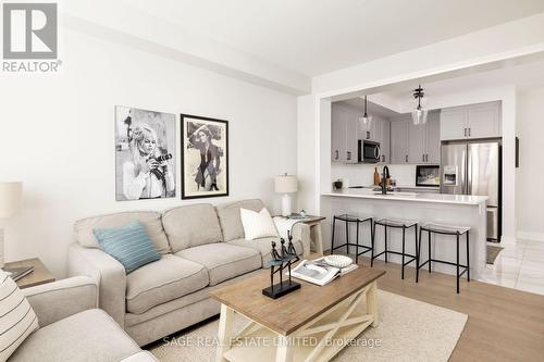 312 Silk Twist Drive, East Gwillimbury, ON - Indoor Photo Showing Living Room