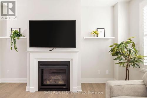 312 Silk Twist Drive, East Gwillimbury, ON - Indoor Photo Showing Living Room With Fireplace