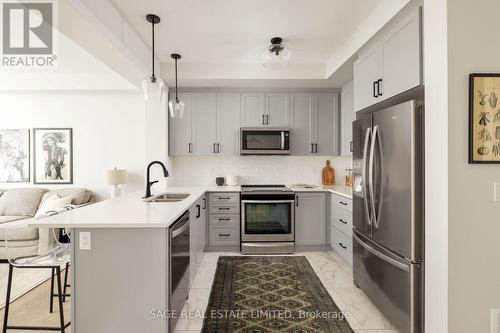 312 Silk Twist Drive, East Gwillimbury, ON - Indoor Photo Showing Kitchen With Double Sink With Upgraded Kitchen