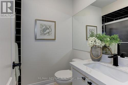 32 Stonegate Street, Whitchurch-Stouffville, ON - Indoor Photo Showing Bathroom