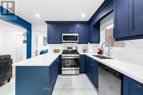 3335 Dovetail Mews, Mississauga (Erin Mills), ON - Indoor Photo Showing Kitchen With Stainless Steel Kitchen With Double Sink With Upgraded Kitchen