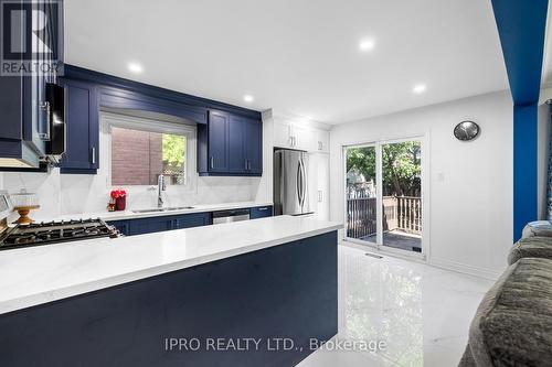 3335 Dovetail Mews, Mississauga (Erin Mills), ON - Indoor Photo Showing Kitchen