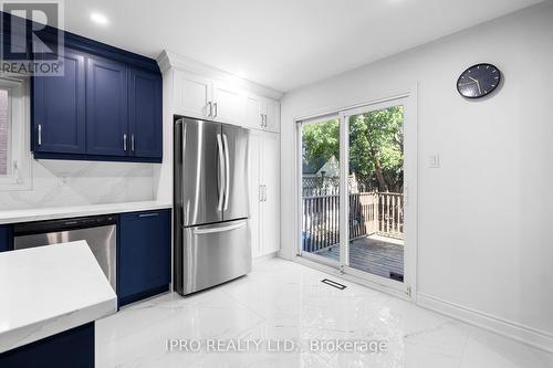 3335 Dovetail Mews, Mississauga (Erin Mills), ON - Indoor Photo Showing Kitchen