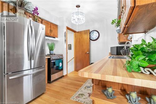 641 21St Avenue A, Hanover, ON - Indoor Photo Showing Kitchen