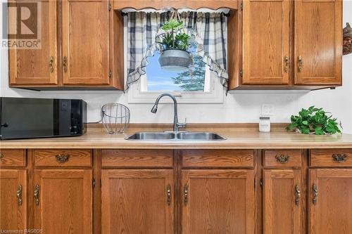 641 21St Avenue A, Hanover, ON - Indoor Photo Showing Kitchen With Double Sink