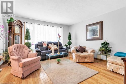 641 21St Avenue A, Hanover, ON - Indoor Photo Showing Living Room