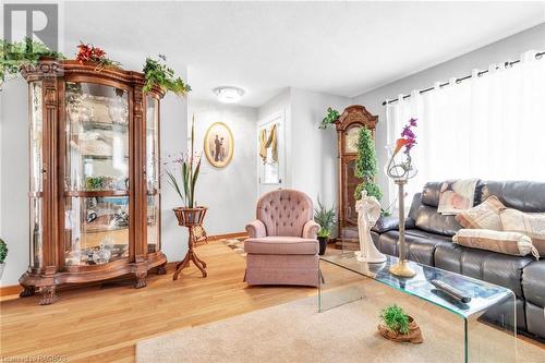 641 21St Avenue A, Hanover, ON - Indoor Photo Showing Living Room