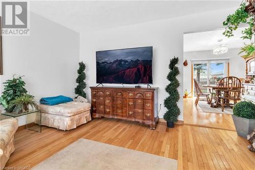 641 21St Avenue A, Hanover, ON - Indoor Photo Showing Living Room