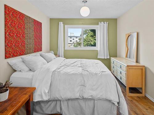 301-1361 Hillside Ave, Victoria, BC - Indoor Photo Showing Bedroom