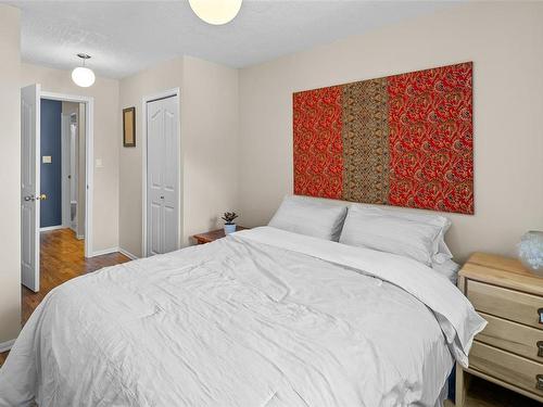 301-1361 Hillside Ave, Victoria, BC - Indoor Photo Showing Bedroom