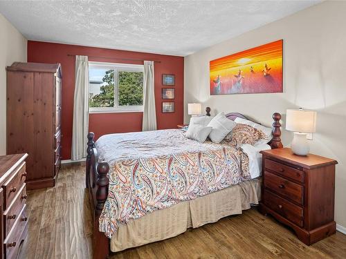 301-1361 Hillside Ave, Victoria, BC - Indoor Photo Showing Bedroom