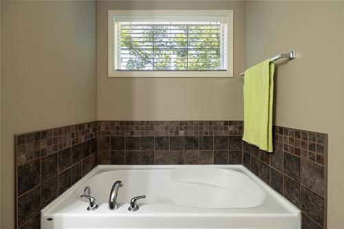 2-6900 Marshall Road, Vernon, BC - Indoor Photo Showing Bathroom