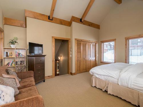 105 Forest Lane, Big White, BC - Indoor Photo Showing Bedroom