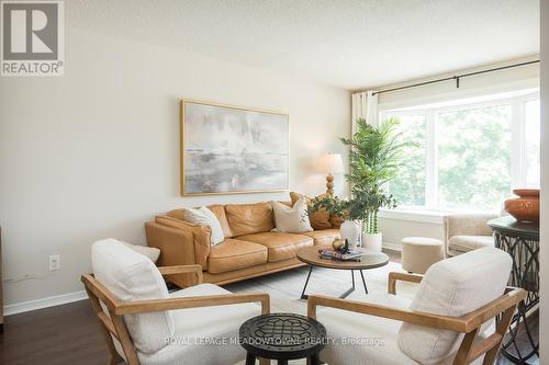 586 Hayward Crescent, Milton (Timberlea), ON - Indoor Photo Showing Living Room