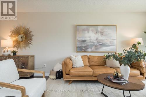 586 Hayward Crescent, Milton (Timberlea), ON - Indoor Photo Showing Living Room