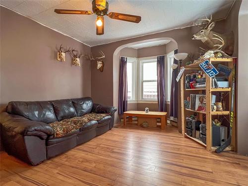 61 4Th Street S, Souris, MB - Indoor Photo Showing Living Room