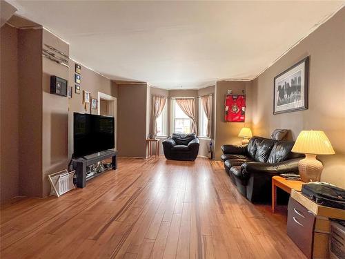 61 4Th Street S, Souris, MB - Indoor Photo Showing Living Room