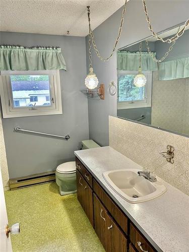 491 Essex Street, Virden, MB - Indoor Photo Showing Bathroom