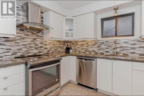 14 Hallen Road, Brampton (Fletcher'S West), ON - Indoor Photo Showing Kitchen With Upgraded Kitchen